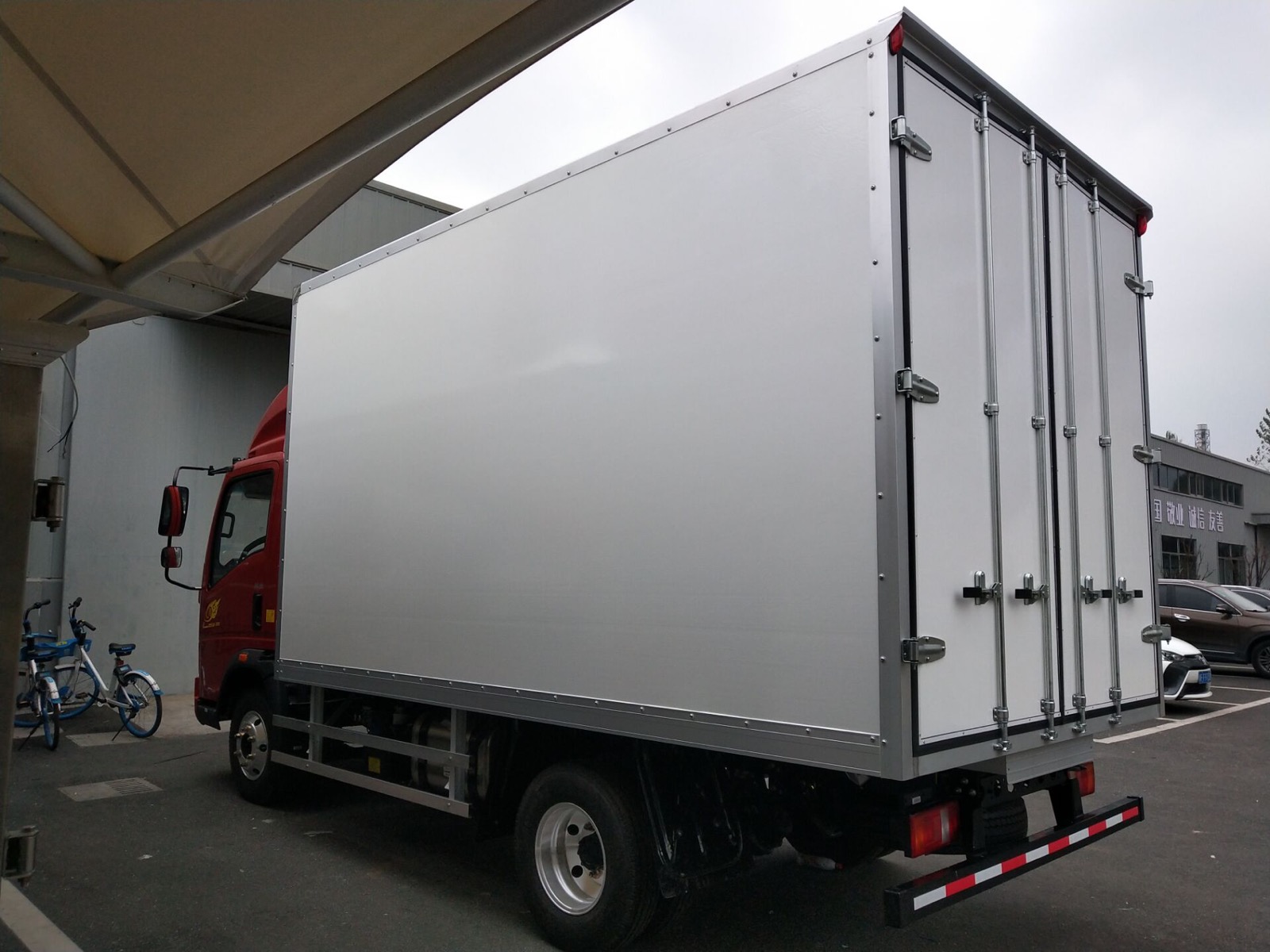 Light truck fitted with a HOTECH composite dry freight body