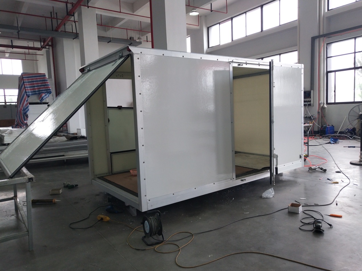 Composite box body with a lift-up side service hatch under assembly