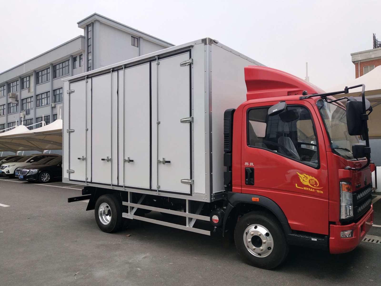 HOTECH CKD dry freight body with four side doors mounted on a light truck