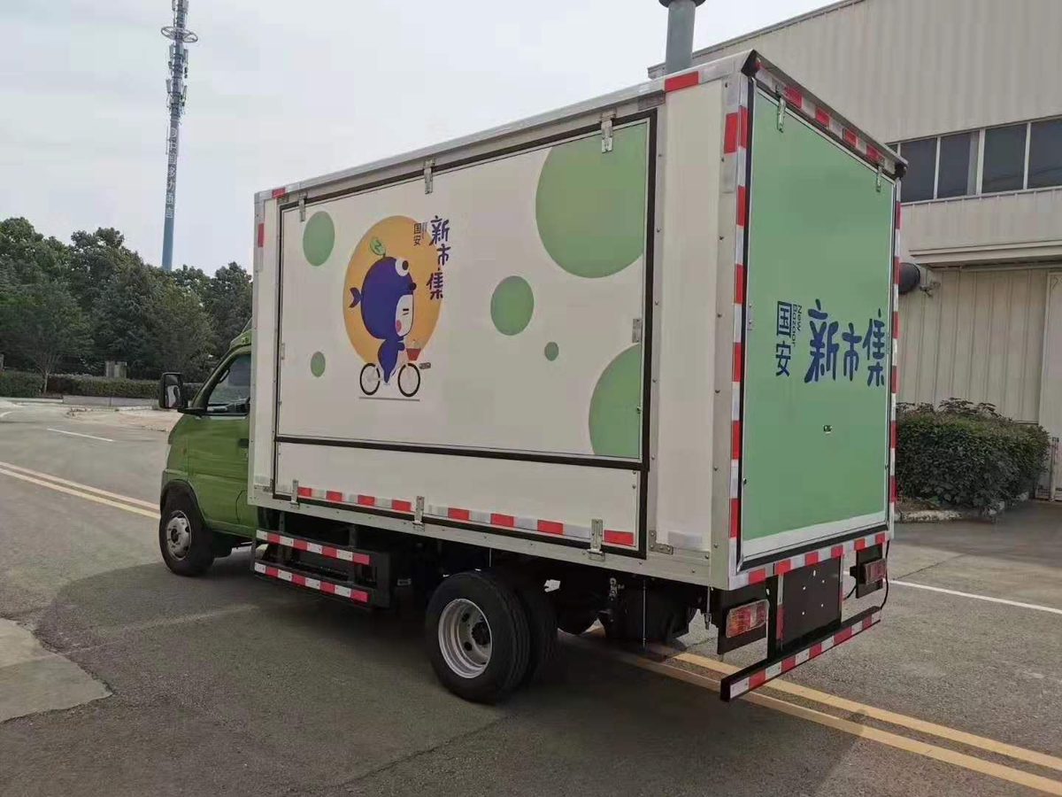 Branded delivery truck with HOTECH PP honeycomb body